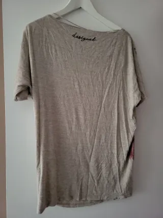 Camiseta Beige con Dibujos y Mensaje