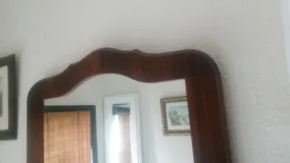 Espejo de madera con marco curvo