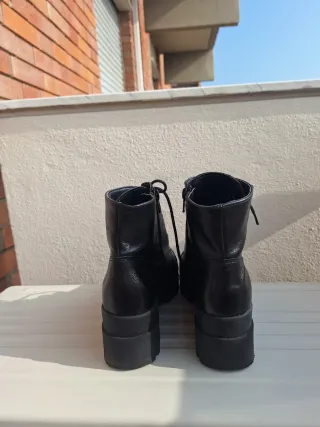 Stivaletti neri con lacci