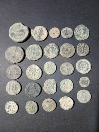 Lotto di 25 antiche monete romane