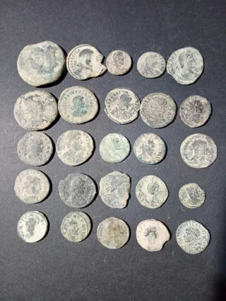 Lotto di 25 antiche monete romane