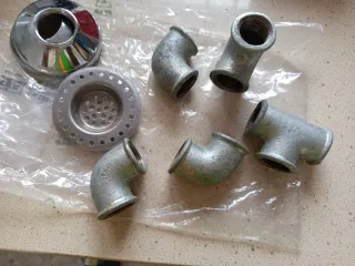 Conjunto fontanería: 2 embellecedores, 2 T, 3 codo