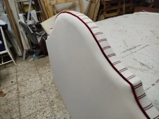 Cabecero tapizado beige con ribete rojo