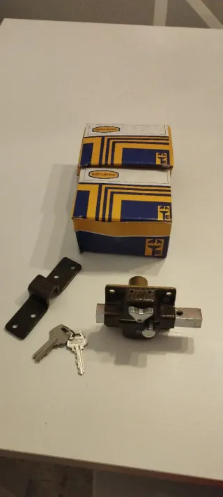 Cerraduras Ezcurra con llaves y soporte