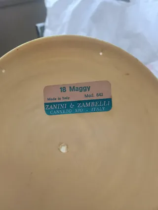 Bambola vintage in campana di vetro