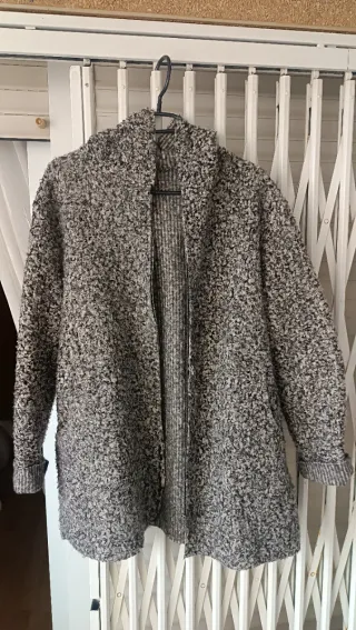 Abrigo gris y multicolor