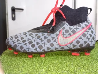 Zapatos de fútbol Nike grises y rosas