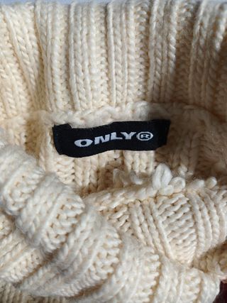 Jersey de punto grueso cuello alto color crema