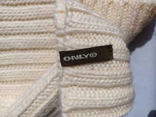 Jersey de punto grueso cuello alto color crema