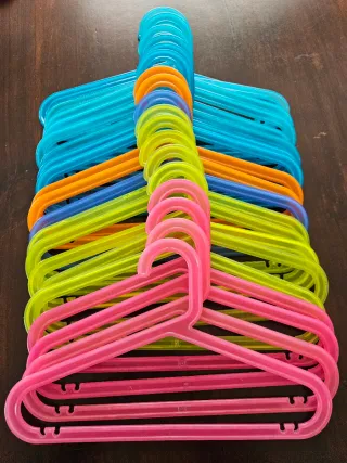 Lote de 20 Perchas Plástico Colores