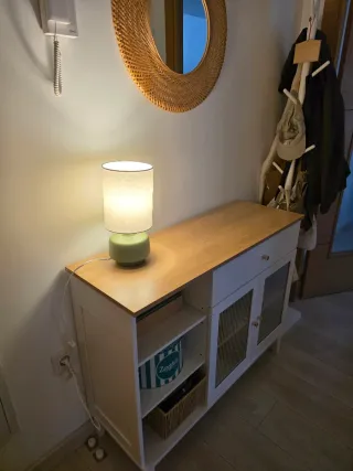 Mueble de entrada blanco y madera
