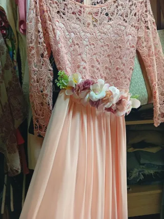 Vestido rosa largo con cinturón floral