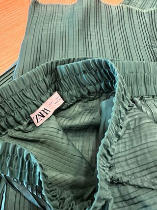 Conjunto verde: top sin mangas y pantalón