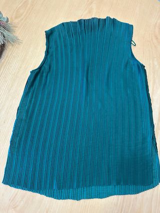Conjunto verde: top sin mangas y pantalón