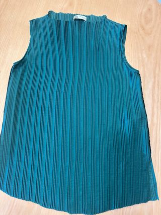 Conjunto verde: top sin mangas y pantalón