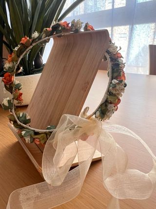 Corona de flores naranja y blanco