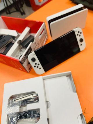 Nintendo Switch OLED con scatola