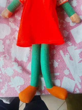 Bambola vintage con vestito rosso