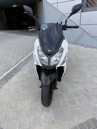 Moto Scooter 125cc Blanca y Negra