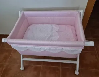 Minicuna rosa con lunares