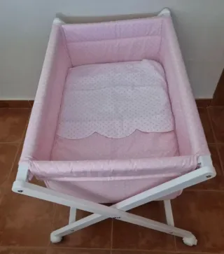 Minicuna rosa con lunares
