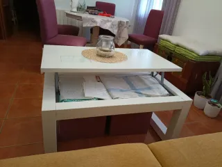 Mesa de centro blanca con dos asientos/cajas de re