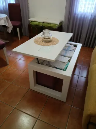 Mesa de centro blanca con dos asientos/cajas de re