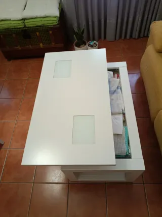 Mesa de centro blanca con dos asientos/cajas de re