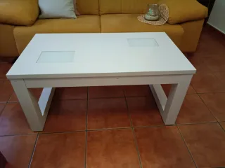 Mesa de centro blanca con dos asientos/cajas de re