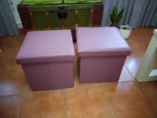 Mesa de centro blanca con dos asientos/cajas de re