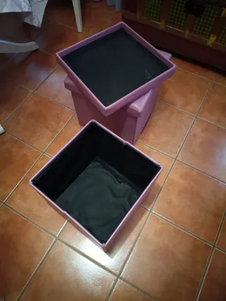 Mesa de centro blanca con dos asientos/cajas de re