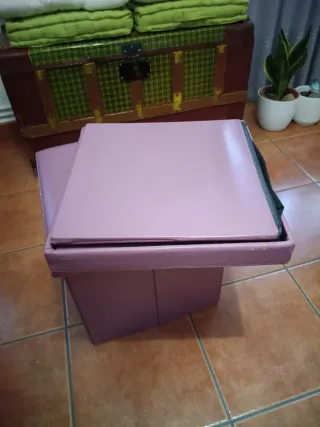 Mesa de centro blanca con dos asientos/cajas de re
