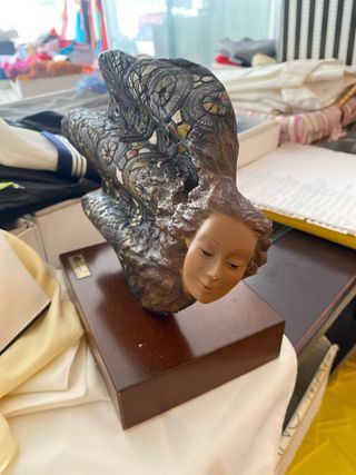 Figura decorativa mujer con base