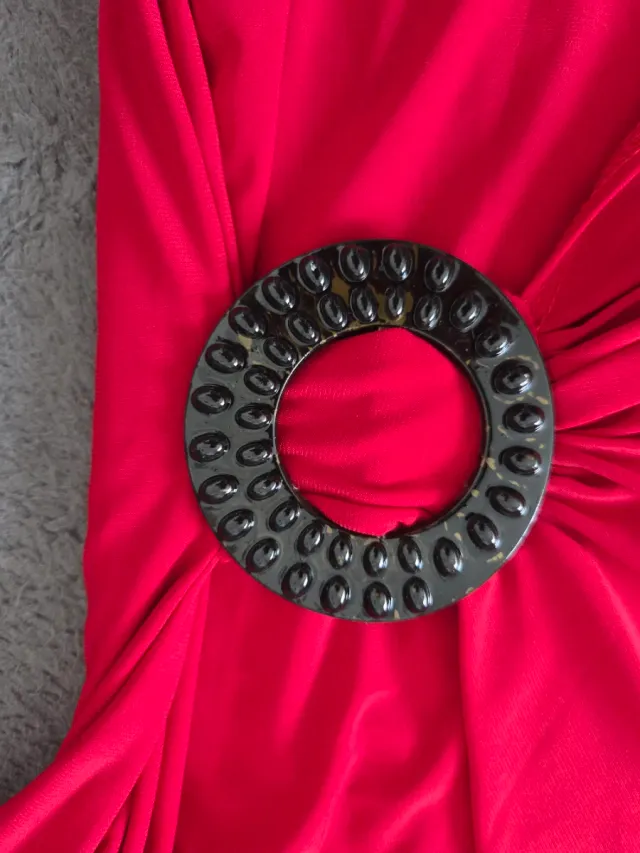 Vestido rojo de ocasión con detalle