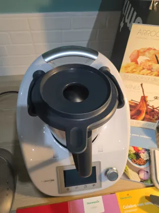 Thermomix TM5 con libros de cocina