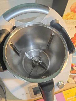 Thermomix TM5 con libros de cocina