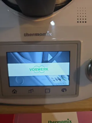 Thermomix TM5 con libros de cocina