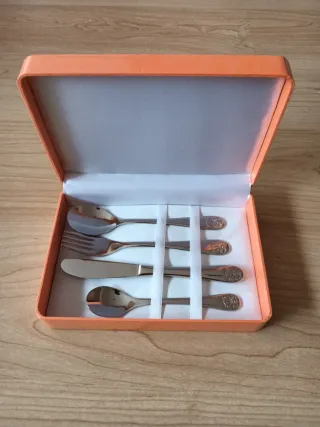 NUEVA.Cubertería infantil con dibujos. Marca Jorbi