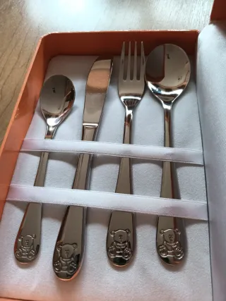 NUEVA.Cubertería infantil con dibujos. Marca Jorbi