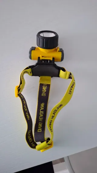 Linterna de cabeza amarilla