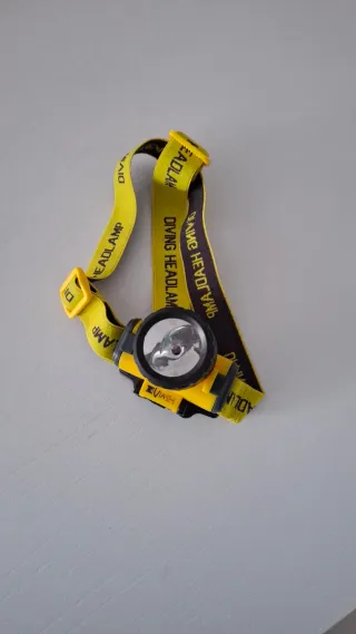 Linterna de cabeza amarilla