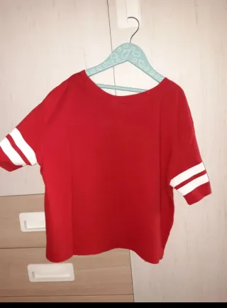 Camiseta manga corta roja con rayas blancas