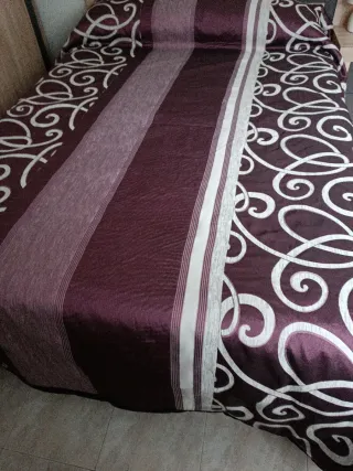 Colcha reversible morada y blanca