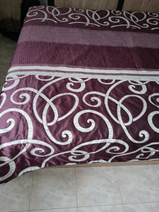 Colcha reversible morada y blanca