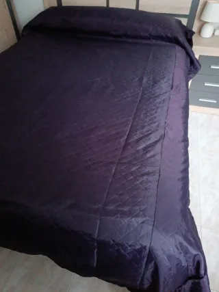 Colcha reversible morada y blanca