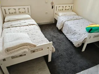 Camas infantiles blancas con diseño de ovejas