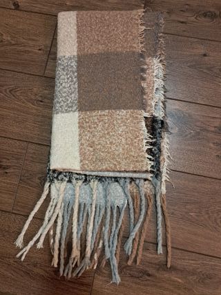 Fular a cuadros con flecos