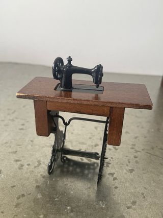 Mobili per casa delle bambole a tema cucito