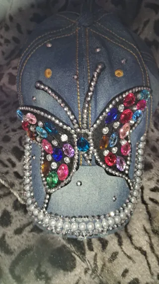 Gorra vaquera con mariposa de brillantes