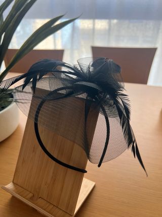 Tocado fiesta plumas negro